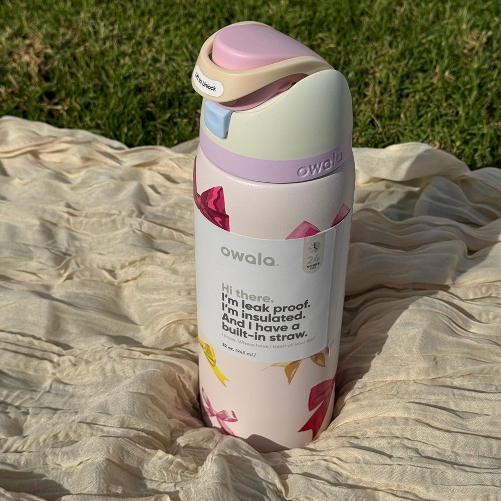 NWT OWALA 32 Oz. X Urban Outfitters exclusive! GIRLHOOD